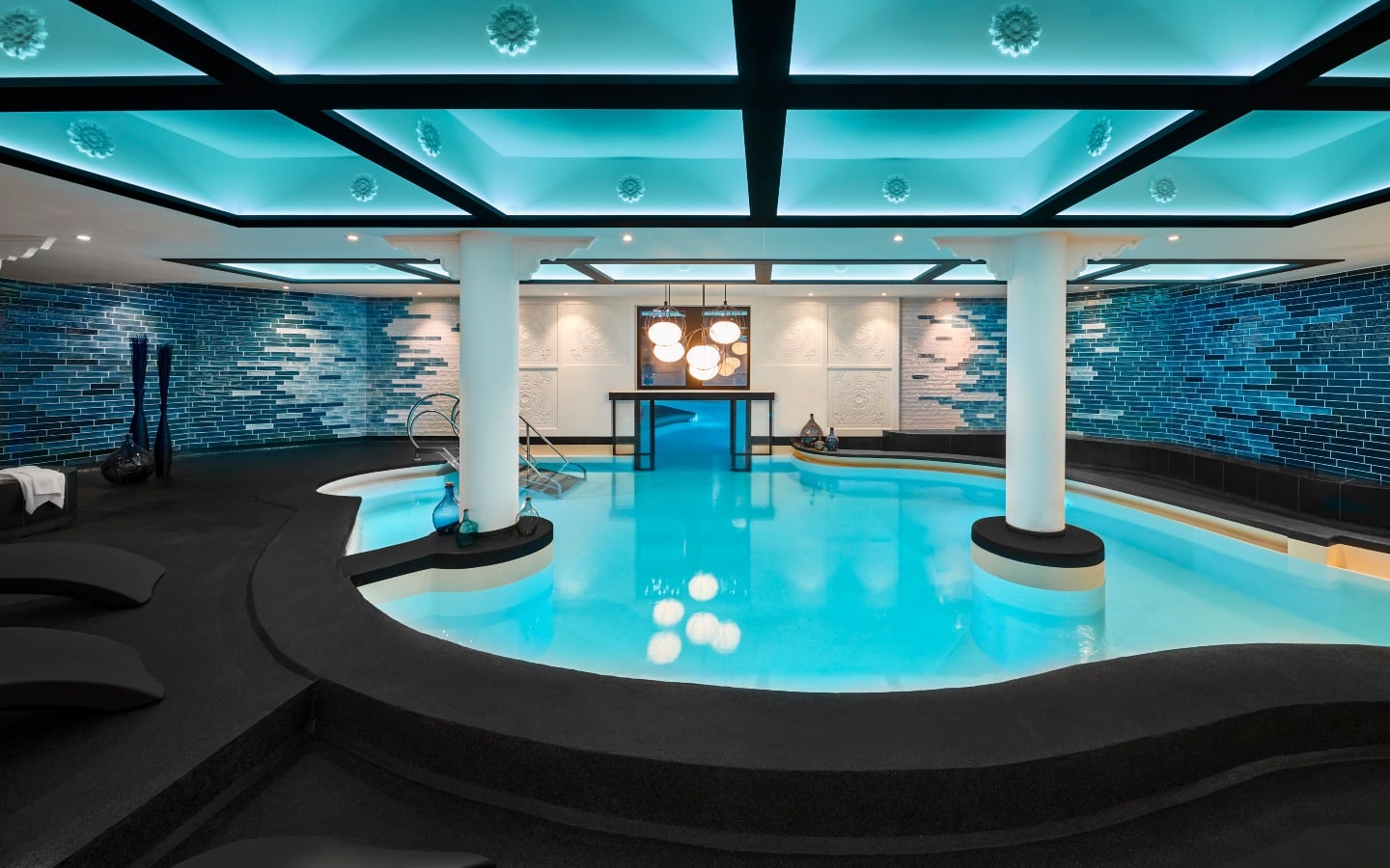 Die Datei hotel-ling-bao-pool.zip herunterladen